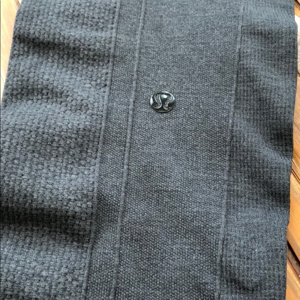 🍋 Lululemon charcoal gray textured leggings, size 4 but w stretch